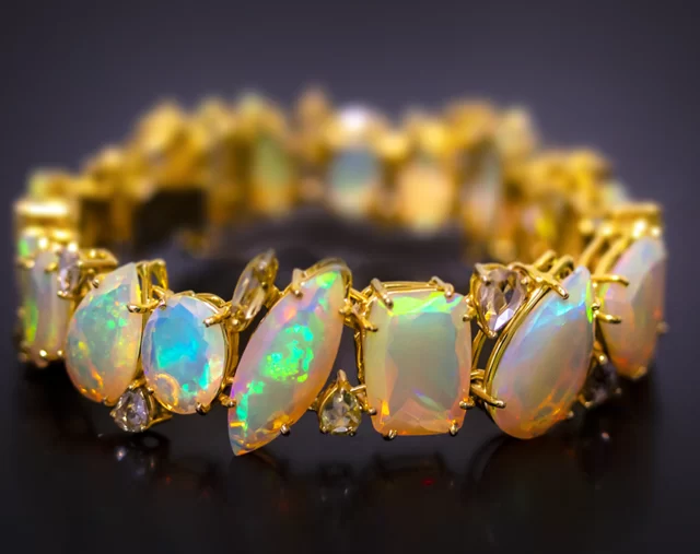 Pulseira de ouro com Opalas