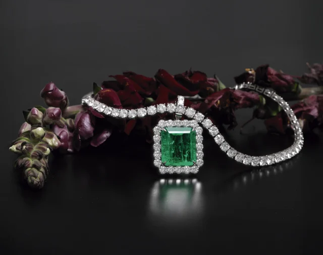 Colar com esmeralda colombiana quadrada rodeada de diamantes em ouro 18 K da Sara Joias
